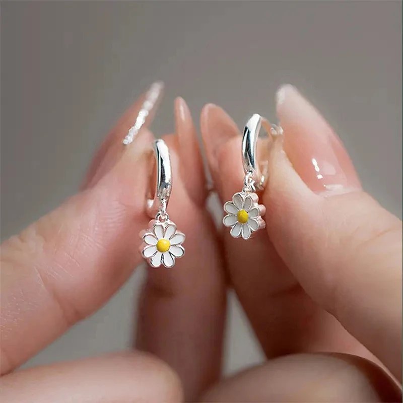 Elegant Daisy Pendant