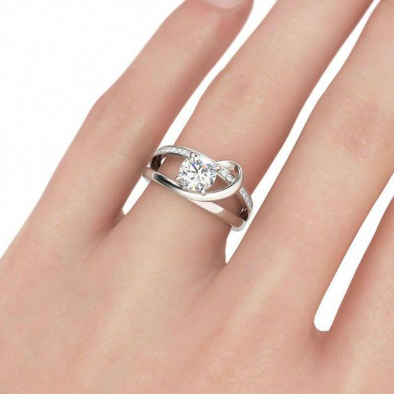Inlaid Zirconia Gold Spiral Ring