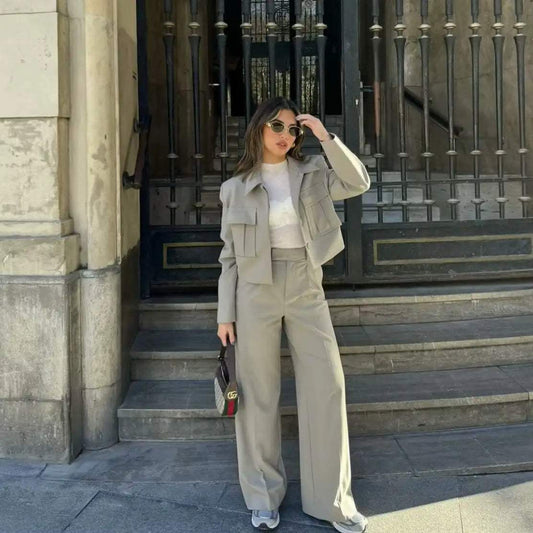 CD | Elegant - Jachetă scurtă cu buzunare practice și pantaloni largi - perfect pentru ocazii elegante și casual