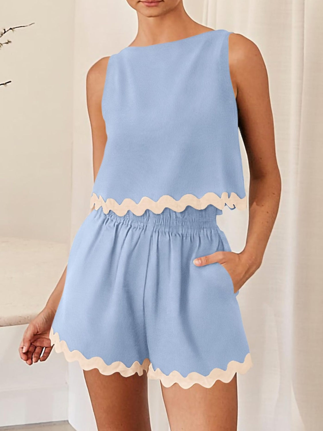 CD | set de pantaloni scurți și bluză cu gât rotund cu ornamente contrastante