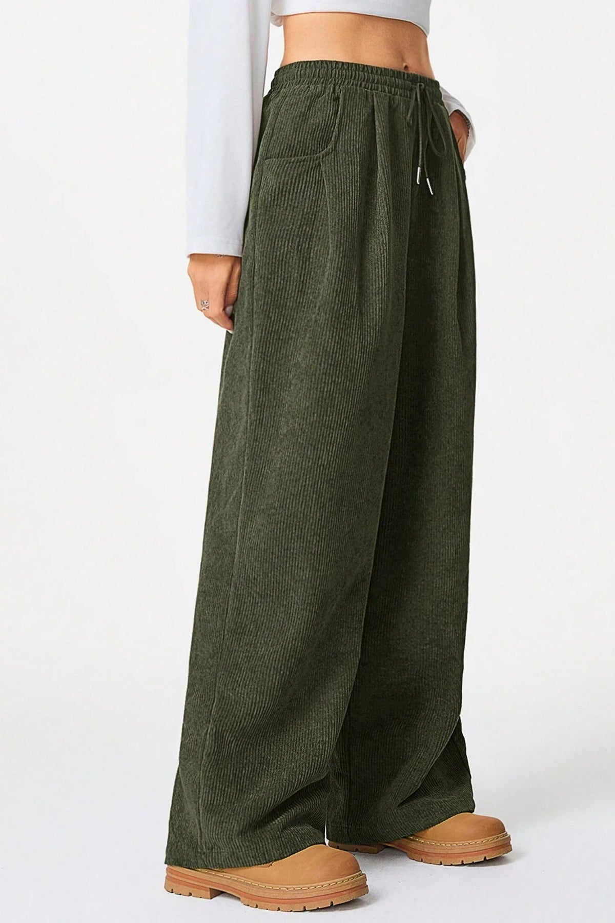 Effortlessly Elegant Pants with a Timeless Design