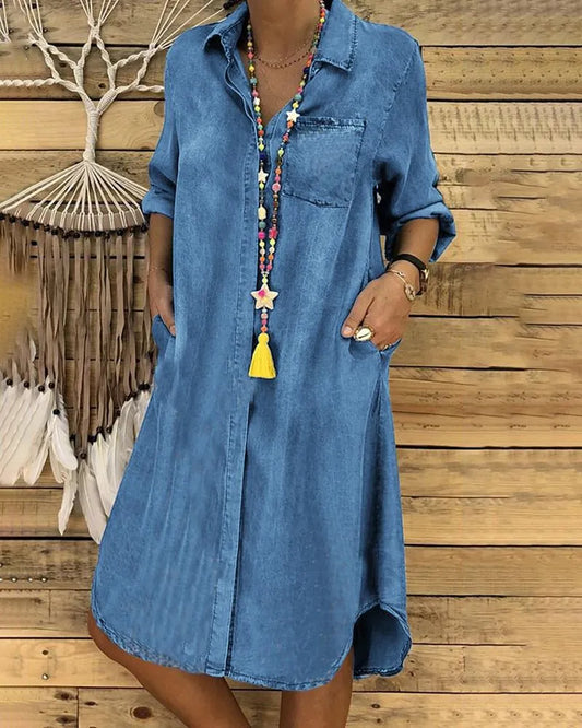 CD | Rochie midi Jeans cu mâneci răsucite și buzunar la piept.