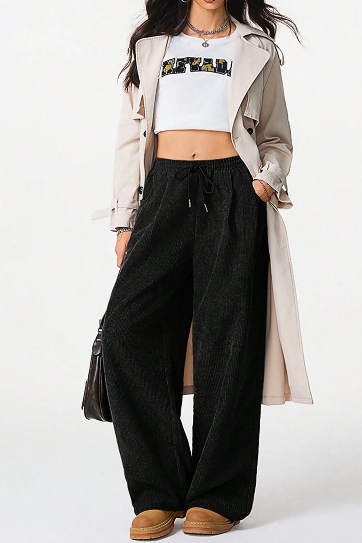 Effortlessly Elegant Pants with a Timeless Design