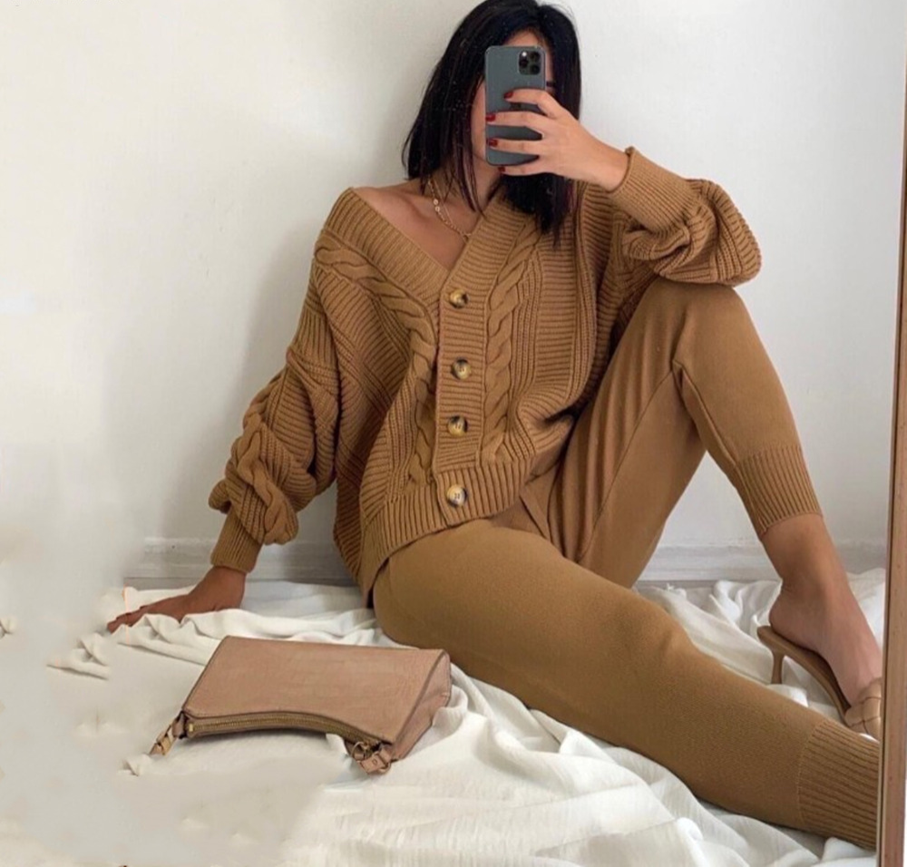 CD | Set fermecător din două piese cu cardigan tricotat și pantaloni confortabili