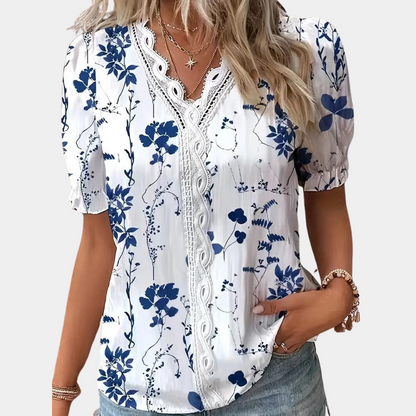 CD | Bluză de damă cu model floral și ornamente din dantelă.