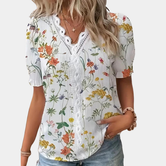 CD | Bluză de damă cu model floral și ornamente din dantelă.