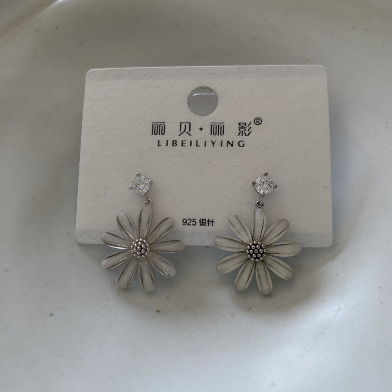 Elegant Daisy Earrings