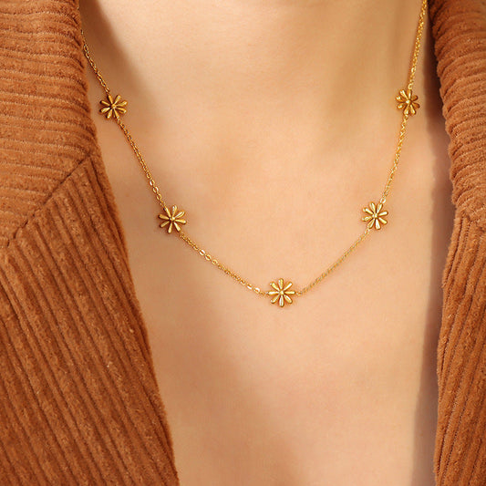 Elegant Daisy Necklace