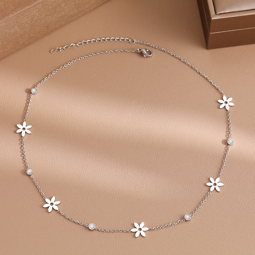 Elegant Daisy Necklace