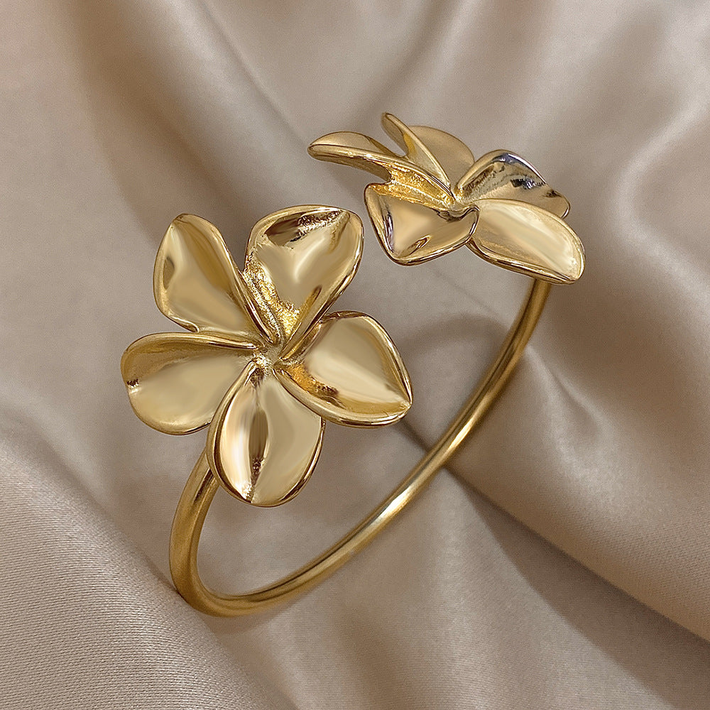 Elegant Gold Flower Ring