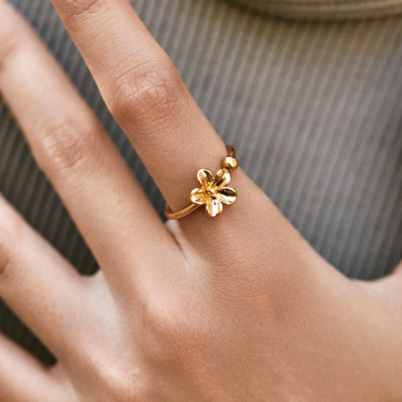 Elegant Gold Flower Ring