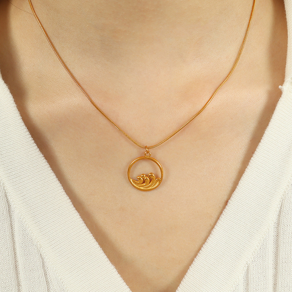 Elegant Gold Pendant Necklace