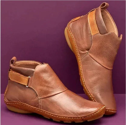 CD | Botine din piele cu ornamente contrastante