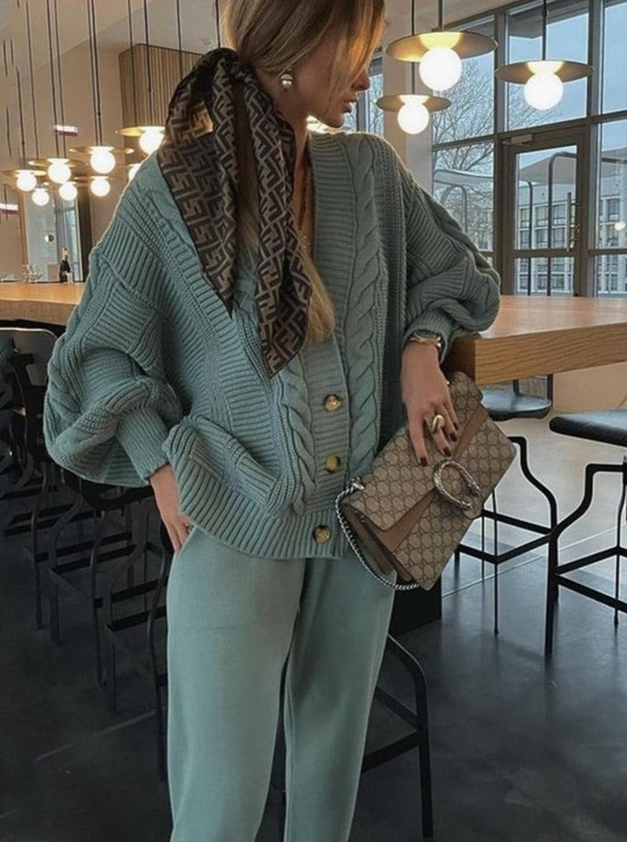 CD | Set fermecător din două piese cu cardigan tricotat și pantaloni confortabili