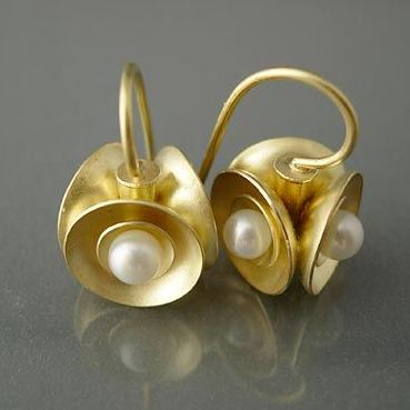 Vintage Golden Inlaid Pearl Blossom