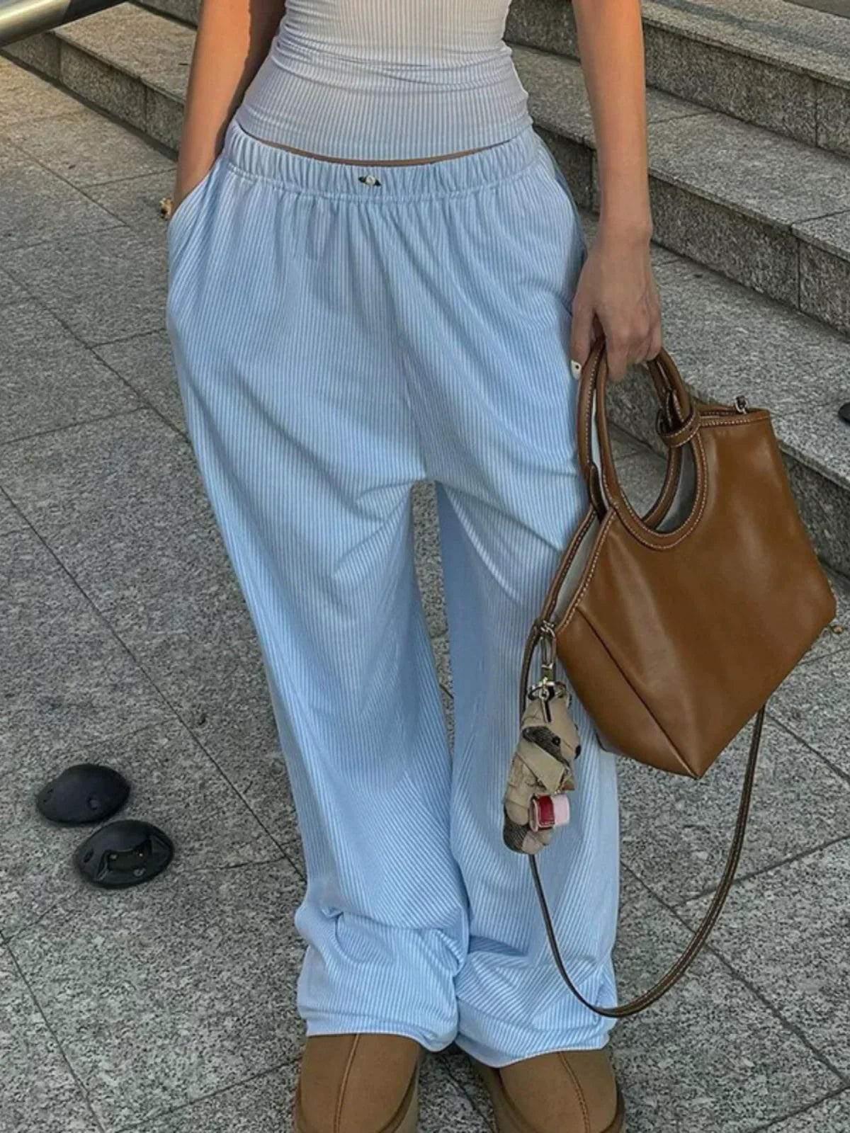 Effortlessly Elegant Pants with a Timeless Design