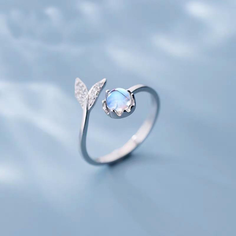 Dolphin Tail Adjustable Ring In Silver And Blue Zirconia