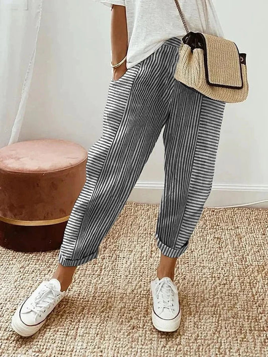 CD | Pantaloni casual pentru femei cu un model în dungi într-un aspect trendy