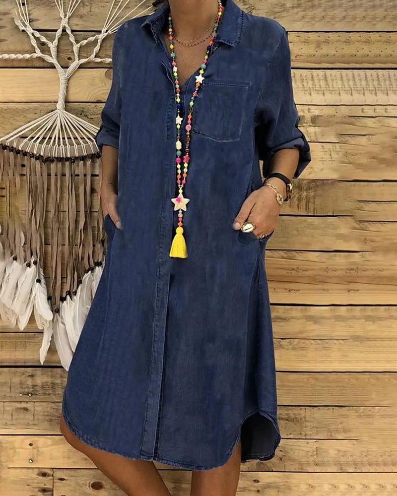 CD | Rochie midi Jeans cu mâneci răsucite și buzunar la piept.