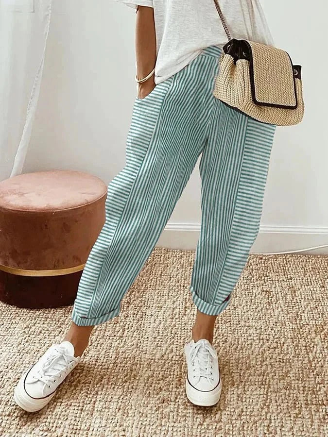 CD | Pantaloni casual pentru femei cu un model în dungi într-un aspect trendy
