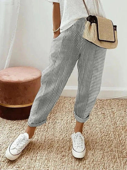 CD | Pantaloni casual pentru femei cu un model în dungi într-un aspect trendy