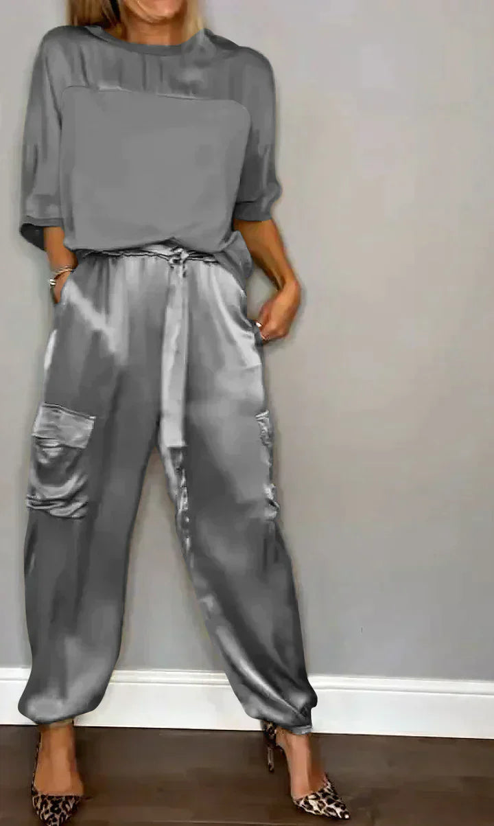 CD | Costum din două piese din satin neted cu partea de sus pe jumătate lungă și pantaloni pe jumătate lungi pentru femei