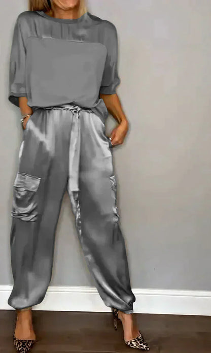 CD | Costum din două piese din satin neted cu partea de sus pe jumătate lungă și pantaloni pe jumătate lungi pentru femei