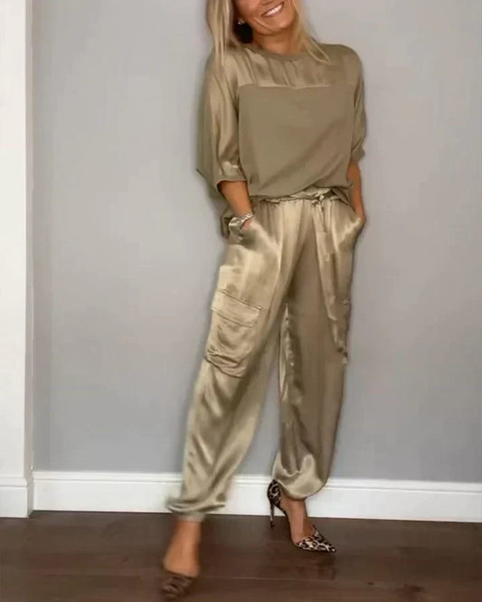 CD | Costum din două piese din satin neted cu partea de sus pe jumătate lungă și pantaloni pe jumătate lungi pentru femei