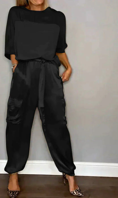 CD | Costum din două piese din satin neted cu partea de sus pe jumătate lungă și pantaloni pe jumătate lungi pentru femei