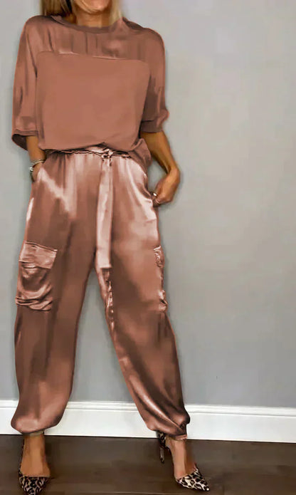 CD | Costum din două piese din satin neted cu partea de sus pe jumătate lungă și pantaloni pe jumătate lungi pentru femei
