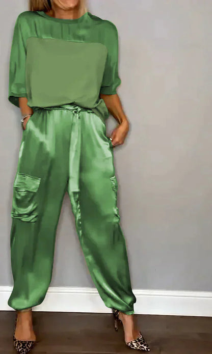 CD | Costum din două piese din satin neted cu partea de sus pe jumătate lungă și pantaloni pe jumătate lungi pentru femei