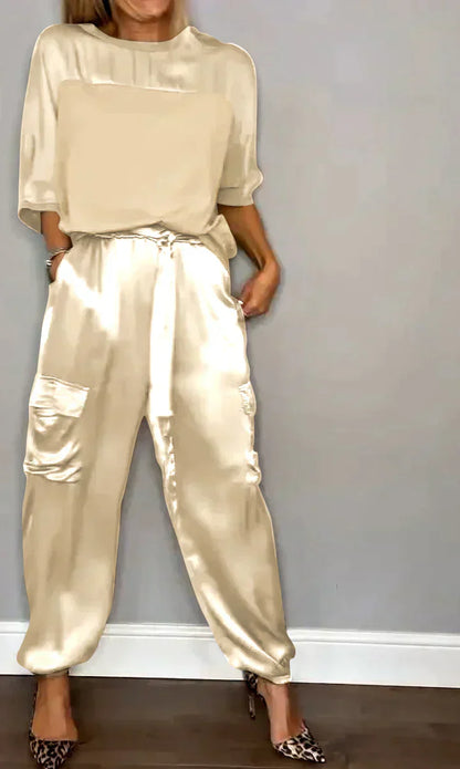 CD | Costum din două piese din satin neted cu partea de sus pe jumătate lungă și pantaloni pe jumătate lungi pentru femei